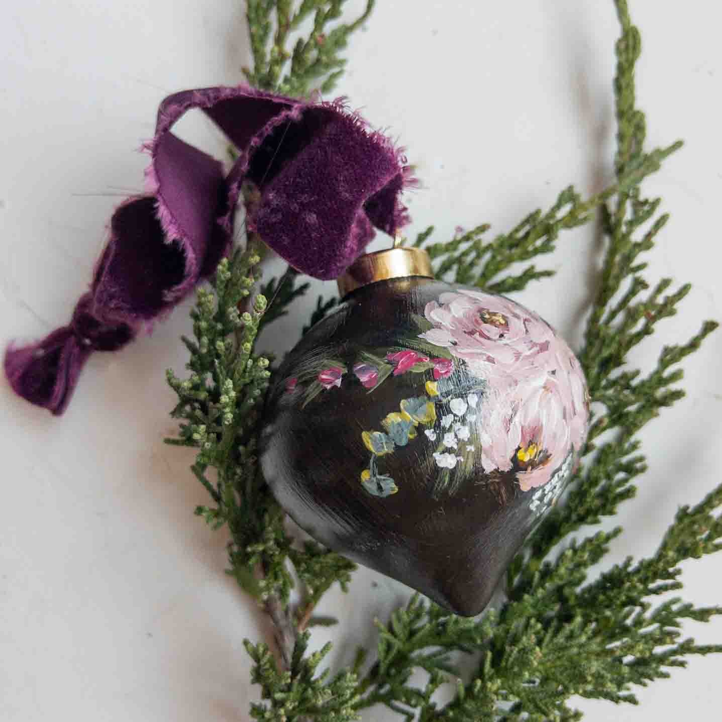 Heirloom Ornament - Floral 18
